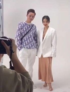 明星和助理穿鞋视频